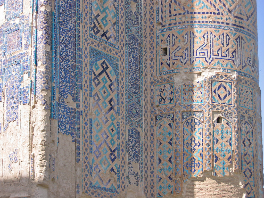 Détail du décor de céramiques glaçurées du pylône Ouest de la face nord du portail de l'Ak Saray  (Shahrisabz, Fin XIII-début XIVème s ap J.C.) (photo : M.Schvoerer, 2008)