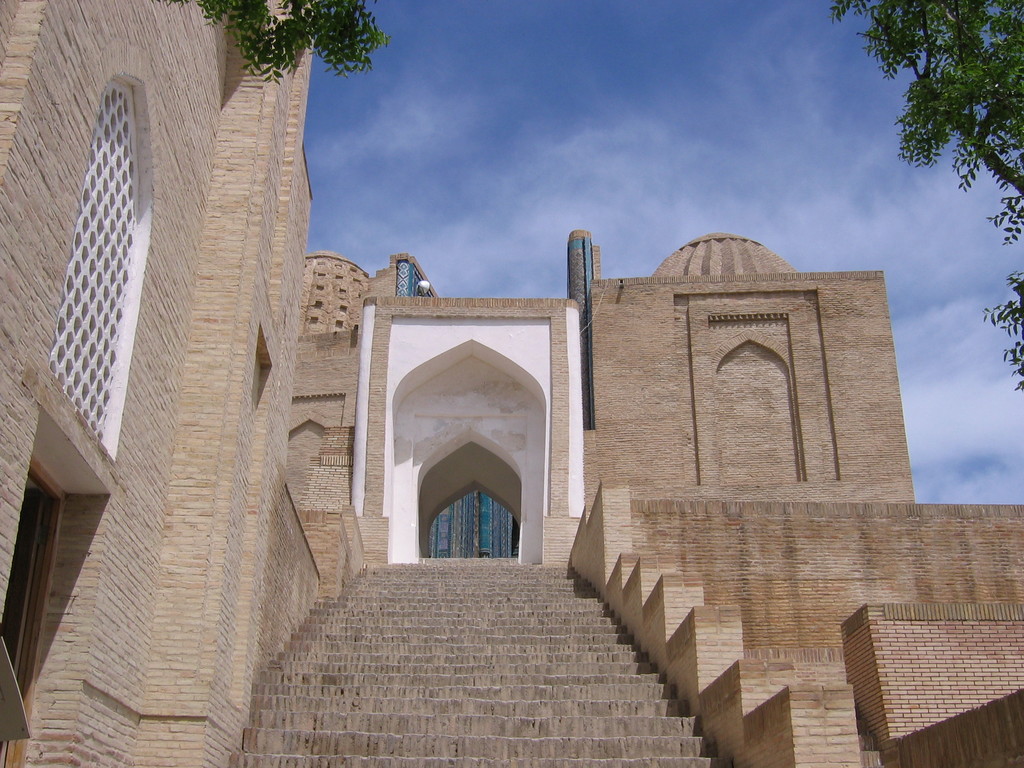 Chah-Zindeh, escalier faisant suite à l'entrée ( C. Ollagnier, 2007)