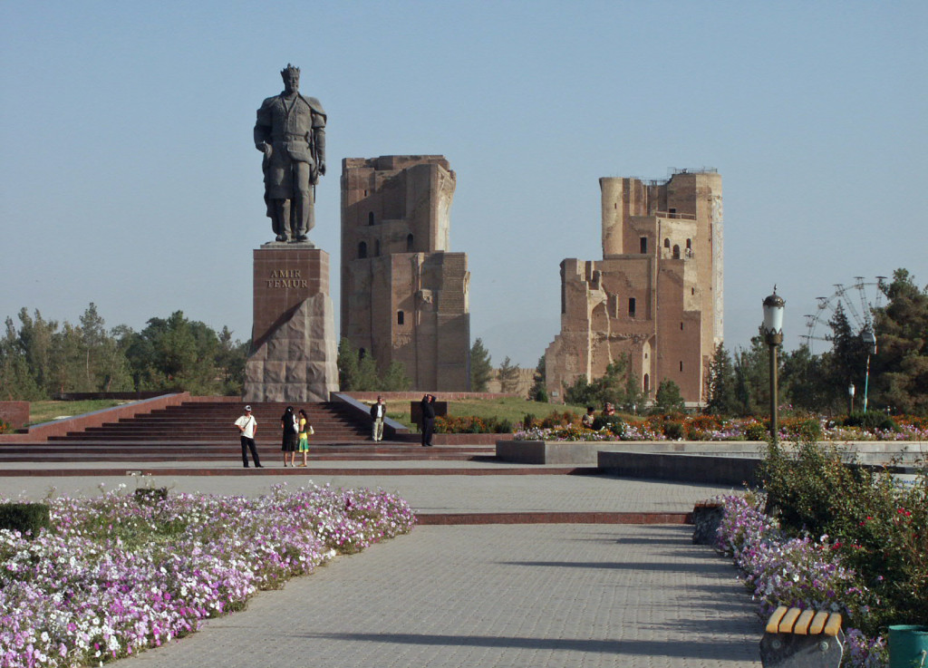 Face Sud du portail de l'Ak Saray et statue de Timour vus depuis le "Parc de la Victoire" (Shahrisabz, Fin XIII-début XIVème s ap J.C. pour l'Ak Saray, XXème s ap J.C. pour le parc) (photo C.Ollagnier, 2008)