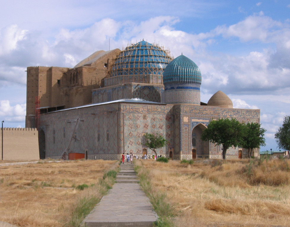 Les trois coupoles du mausolée d'Ahmad Yassavi (C. Ollagnier, 2007 )