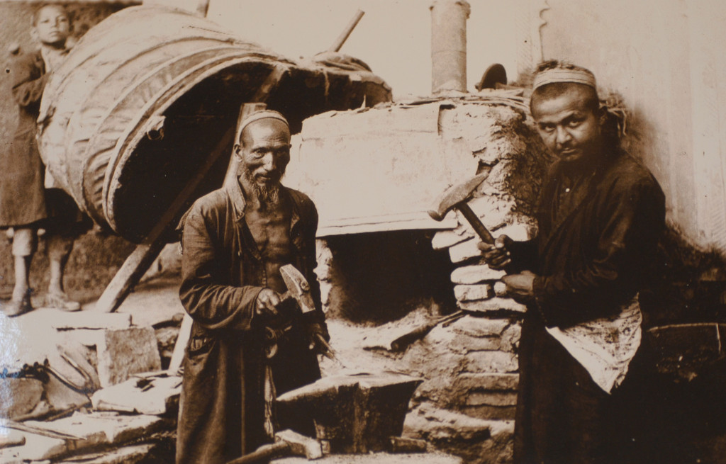 Photographie d'un atelier de forgerons (probablement fin du XIXème s ap J.C.) Musée de l'Ancien Khorezm (photo : M.Schvoerer, 2008)