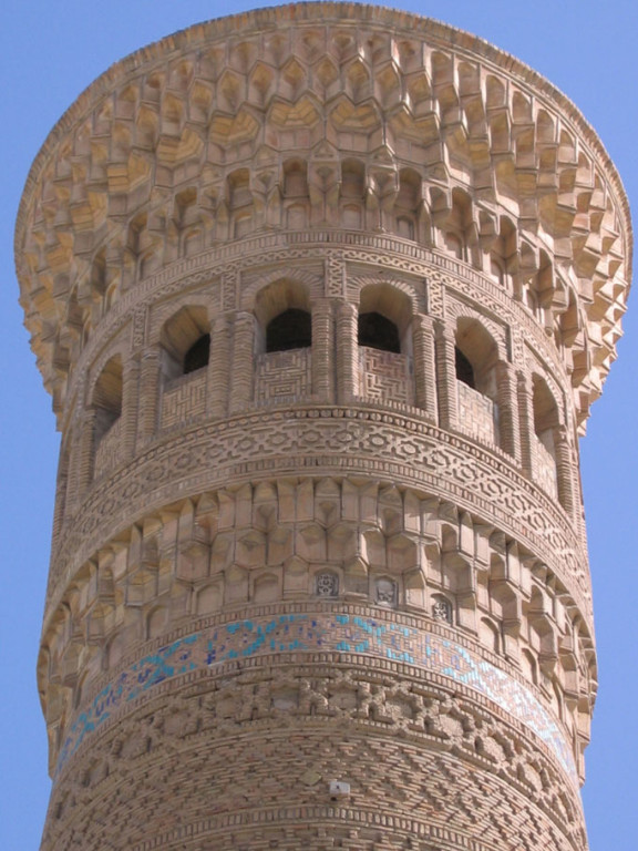 Partie supérieure du minaret Kalyan. Sous la lanterne le bandeau orné de céramique glaçurée est nettement visible (photo : M.Schvoerer, 2007)