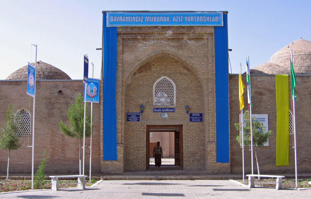 Entrée du musée Amir Temur de Shahrisabz, installé dans la madrasa Chubin (XIV-XVIème s ap J.C.) (photo : M.schvoerer, 2003)