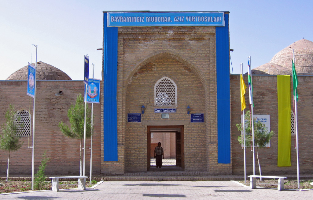 Entrée du musée Amir Temur de Shahrisabz, installé dans la madrasa Chubin (XIV-XVIème s ap J.C.) (photo : M.schvoerer, 2003)