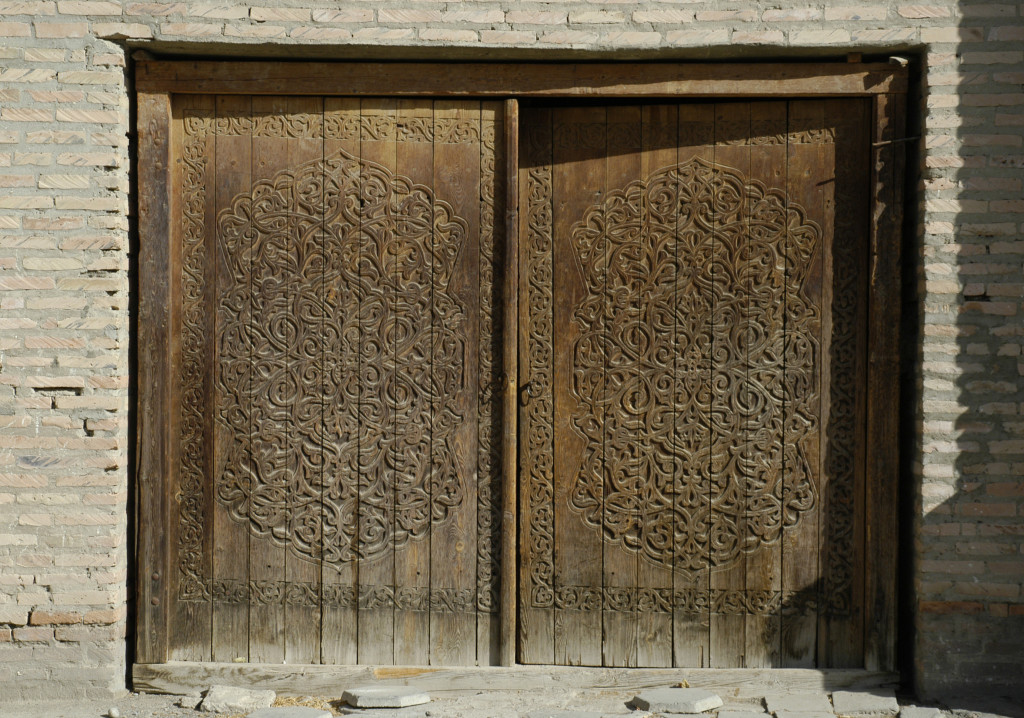 Porte en bois ouvragée à deux battants (photo : C.Ollagnier, 2008)