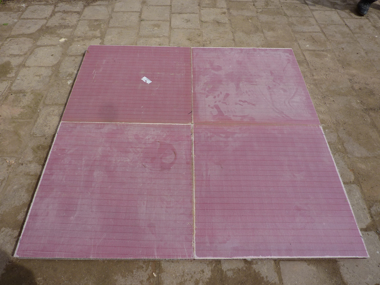 Panneau en nid d'abeille prêt à être posé (Socra, 2013)