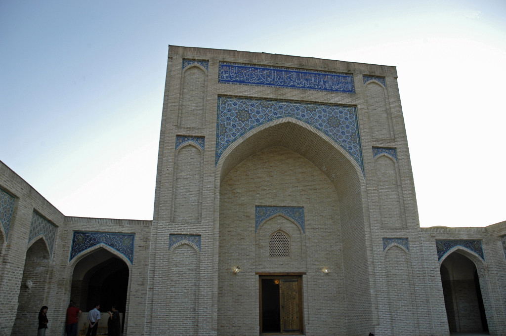 Entrée de la salle de prière désaffectée de l'ancienne mosquée (XVIème s ap J.C.) transformée en Musée d'Histoire de Karshi (photo : C.Ollagnier, 2008)