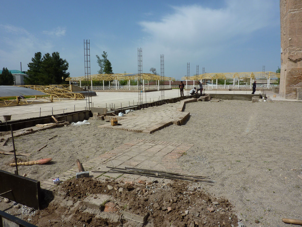 Début des travaux du bâtiment. Les fondations sont réalisées petit à petit (Socra, 2012)