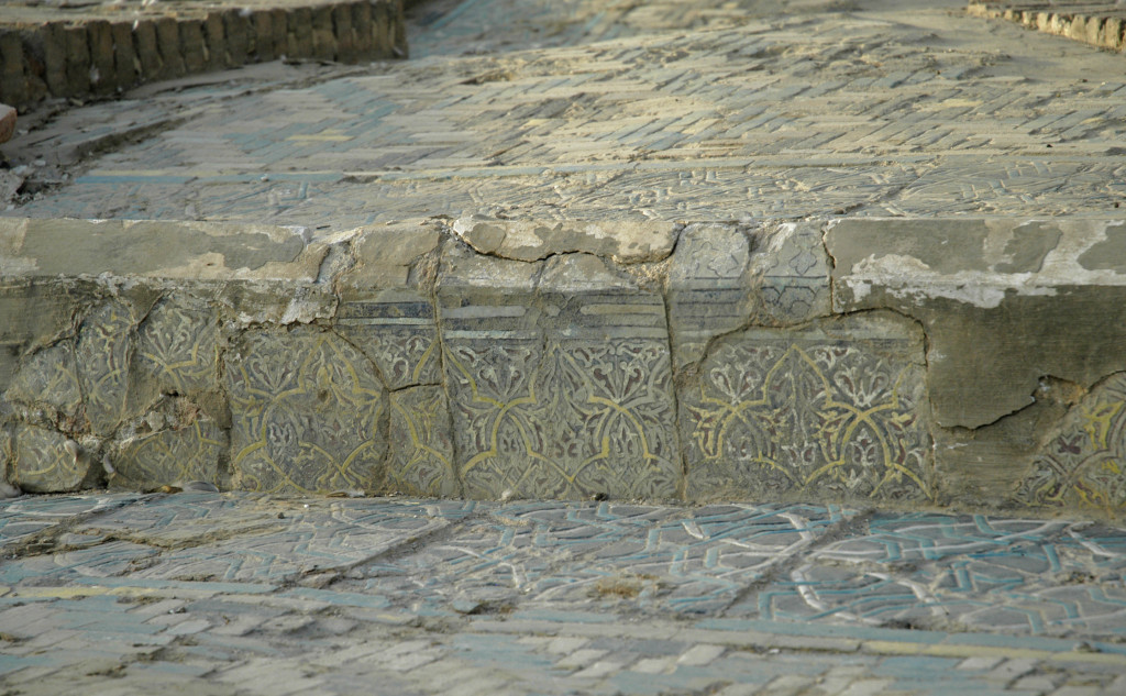 Les pavements ornés de carreaux de céramique glaçurée à décor polychrome, se répartissent sur plusieurs niveaux, formant par endroits des bassins (photo : C.Ollagnier, 2008)