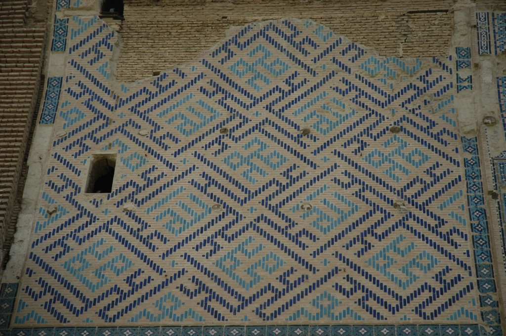 Détail de la décoration sous le départ d'arc du pylône Ouest (Shahrisabz, Fin XIII-début XIVème s ap J.C.) (photo : M.Schvoerer, 2008)