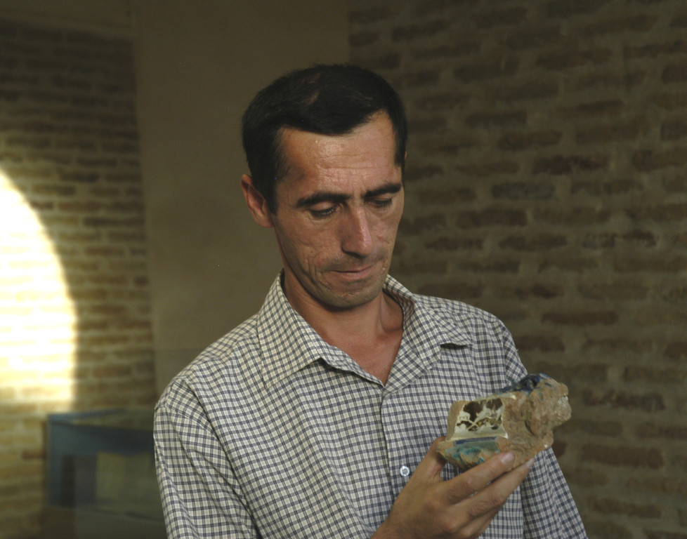 Bahodir Mamadiev, directeur du Musée d'Histoire de Karshi avec un fragment de céramique glaçurée à décor de lustre métallique du XIVème s ap J.C. (photo : C.Ollagnier, 2008)