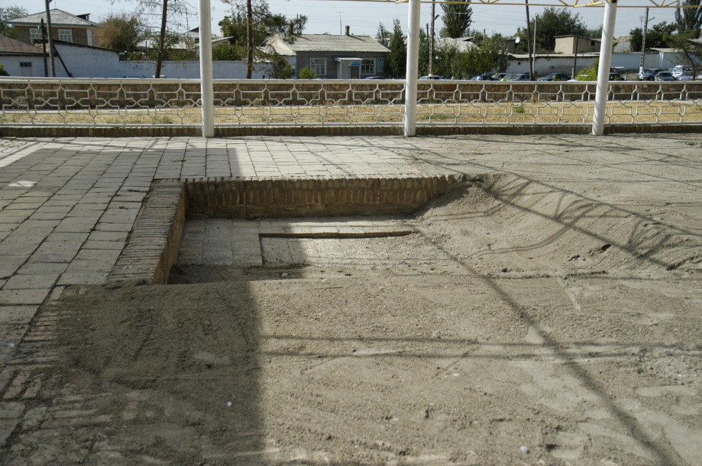 Recouvrement des pavements/bassins par une épaisse couche de sable (10 cm environ) pour résister aux intempéries hivernales (photo : C.Ollagnier, 2008)