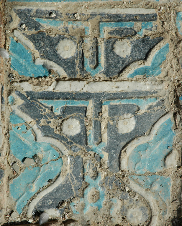 Détail du carreau à décor polychrome bleu (clair et foncé) et blanc. Les reliefs participent au décor en délimitant des zones de couleur et des motifs (photo : M.Schvoerer, 2008)