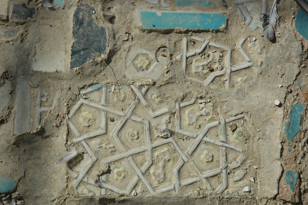 Fragments de carreaux de céramique glaçurée à décor polychrome en relief, qui ne semblent pas à leur place au milieu de carreaux polychromes bleus et blancs (photo : M.Schvoerer, 2008)