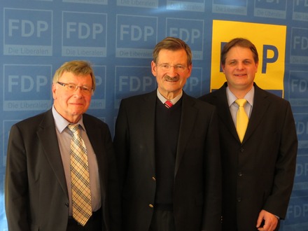 Festredner Solms wird empfangen von Ralf Witzel (rechts) und Klaus Budde (links).