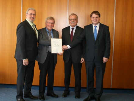 Hans-Peter Schöneweiß, Jochen Dürrmann und Ralf Witzel MdL ehren Klaus Budde (2.v.l.).