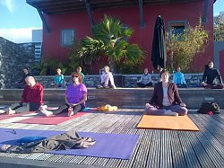 Wir starten täglich den Tag mit Meditation mit Blick auf das Meer.