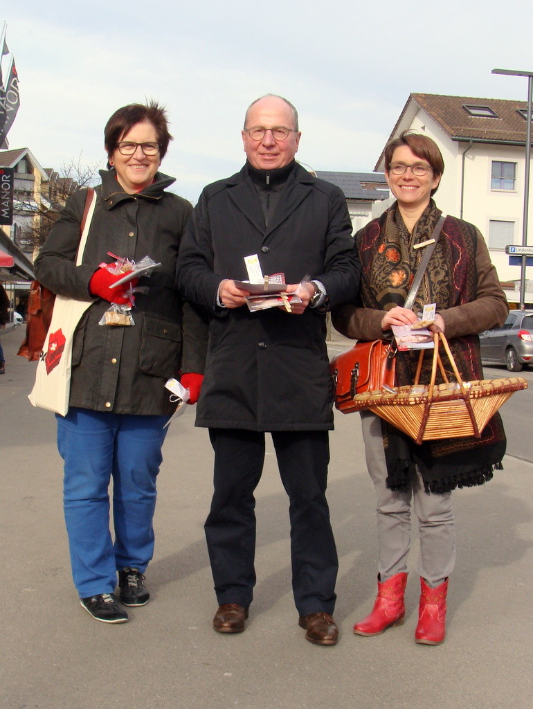 Trudi Schönenberger und Petra Kohler mit Fredy Fässler