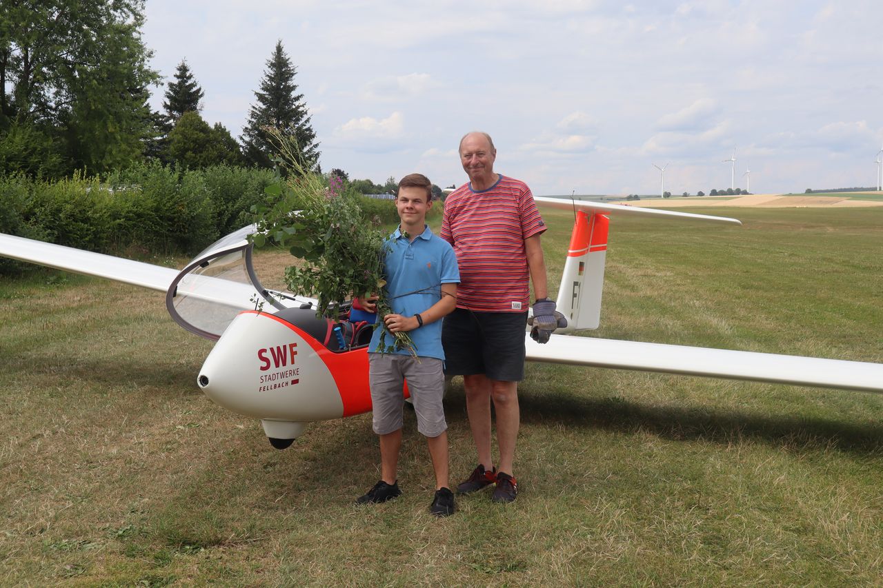 ...wird mit Fliegerstrauß gratuliert!