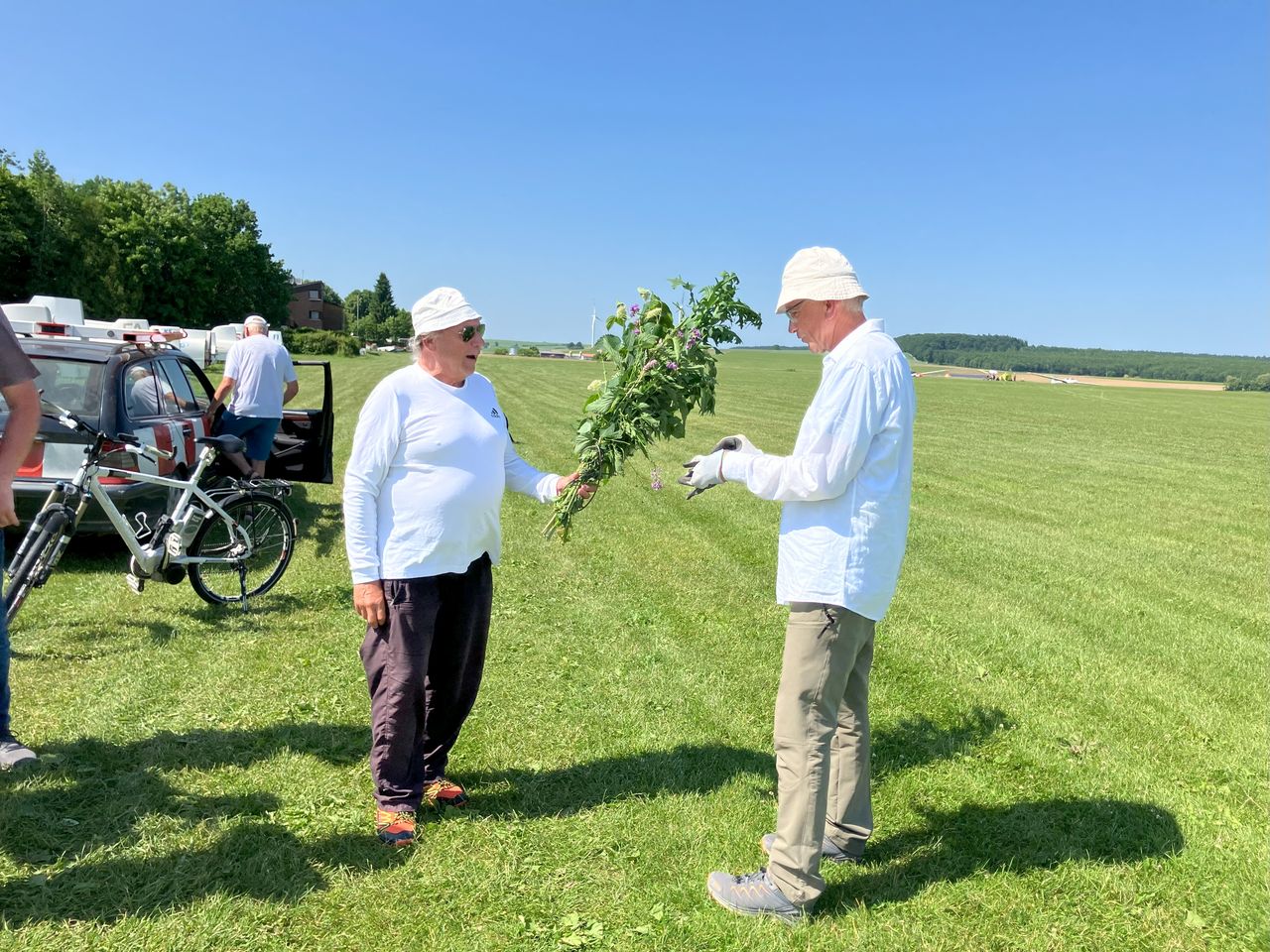 Knaube überreicht den Fliegerstrauß...
