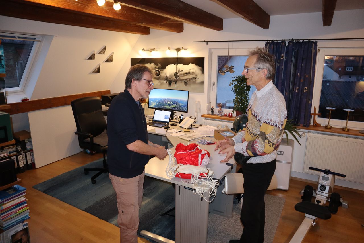 Matthias (links) und Reinhard packen aus.