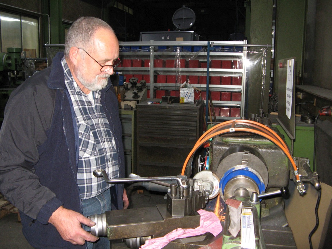 Gert beim Schleifen der Azimutrollen