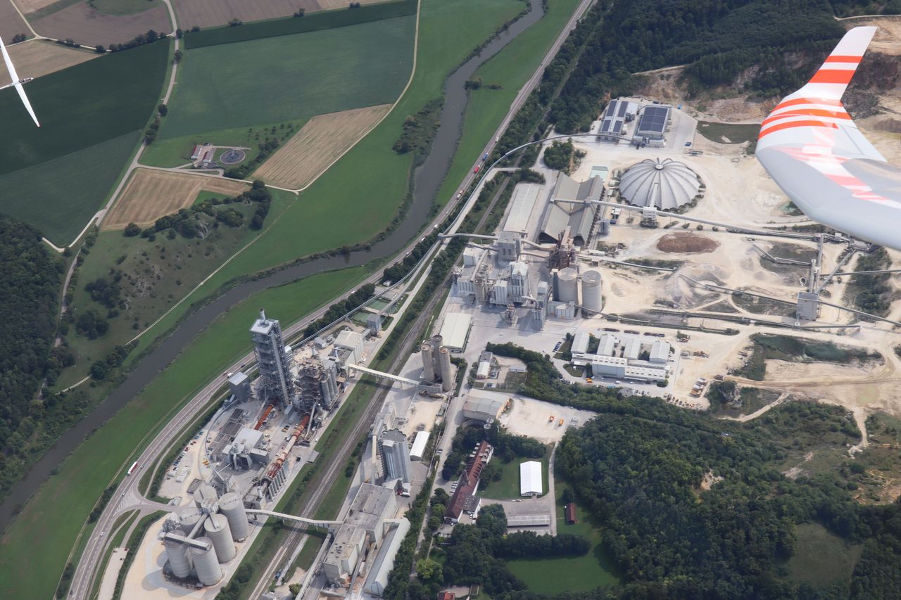 Die Wende: Harburg Zementwerk - ziemlich genau 50 km vom Platz weg.