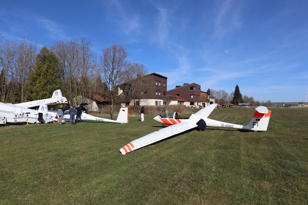 Höhenleitwerk montieren und zurück schieben.