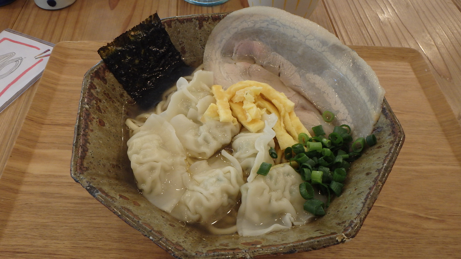 「たからまちがー」の４月のおそばはマンドゥクッ沖縄そば。