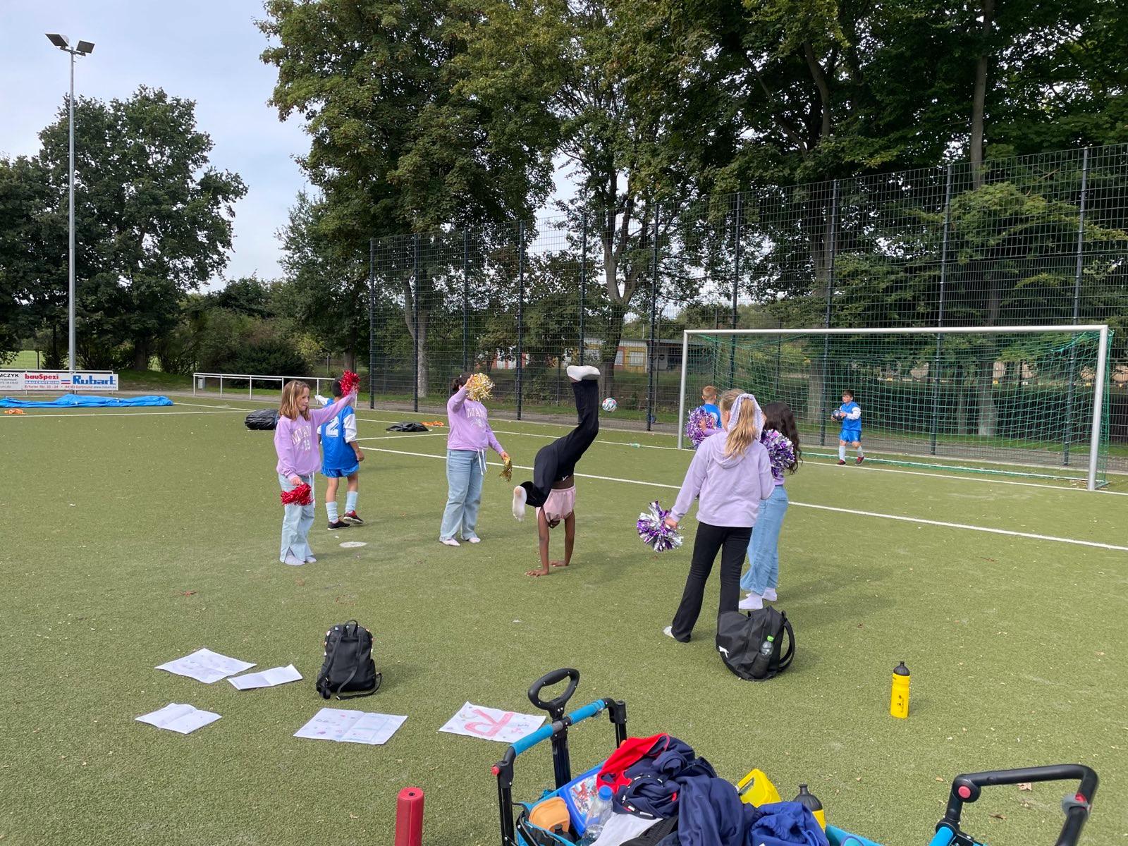 Die Cheerleader unterstützten das Fußball-Team fantastisch.