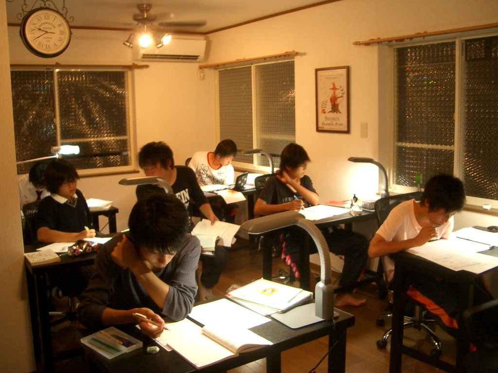 授業風景はこんな感じ。 撮影時この二階の教室は，私を含めて講師２人対受講生５人＋自習１人です。
