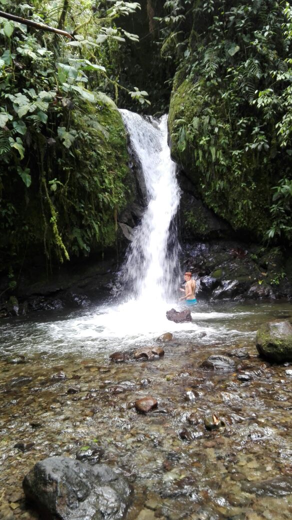 Ian, und auch Nils, standen fast unter dem Wasserfall.