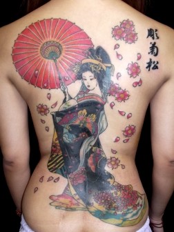 女性の背中に花魁の和彫り刺青