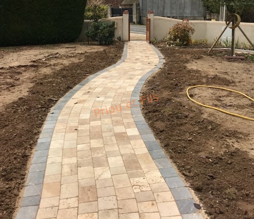 Allée en pierre naturelle et terrasse en grès cérame - Priou et Fils