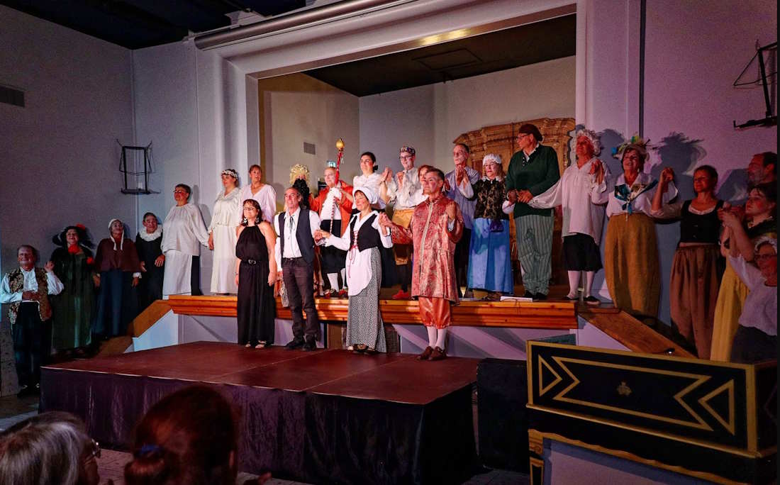 "Molière, l'illustre comédie" dans la salle des fêtes de Saint-Boil - Salut final pour les 25 comédiens et musiciens