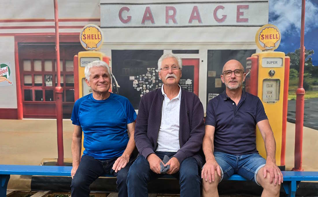 Le décor de garage "vintage" à côté des vieilles voitures
