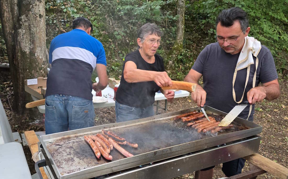 En remplacement du camion pizza, "l'opération saucisses" improvisée a bien marché