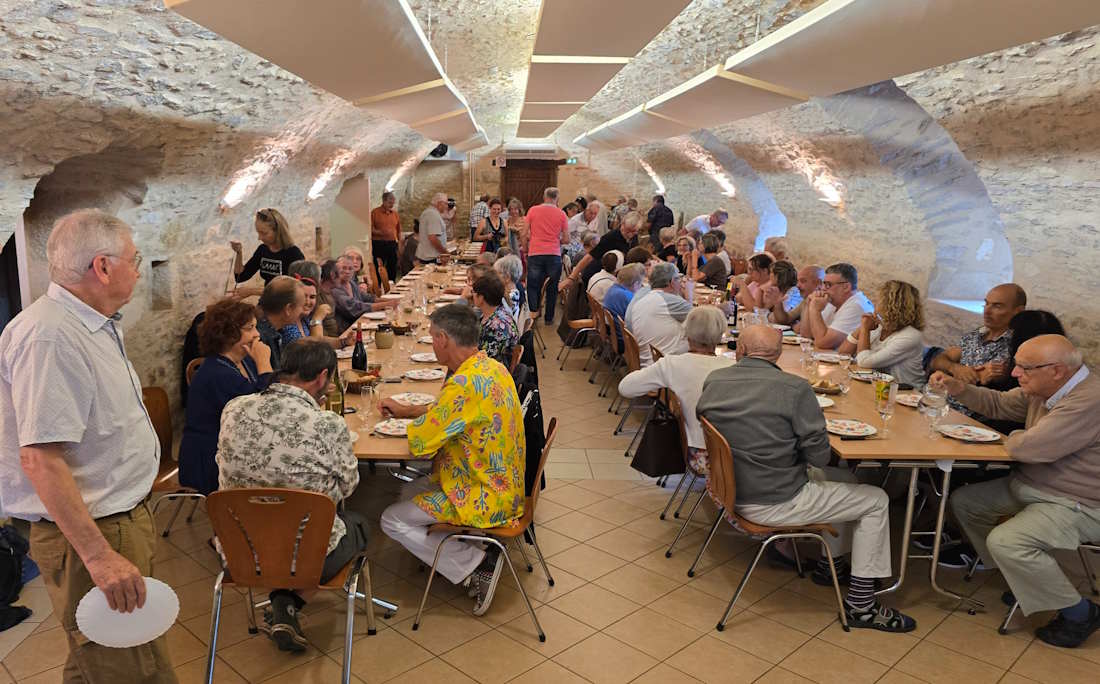 Repas du dimanche midi pour 75 convives. Bonne idée de l'avoir déplacé au caveau !