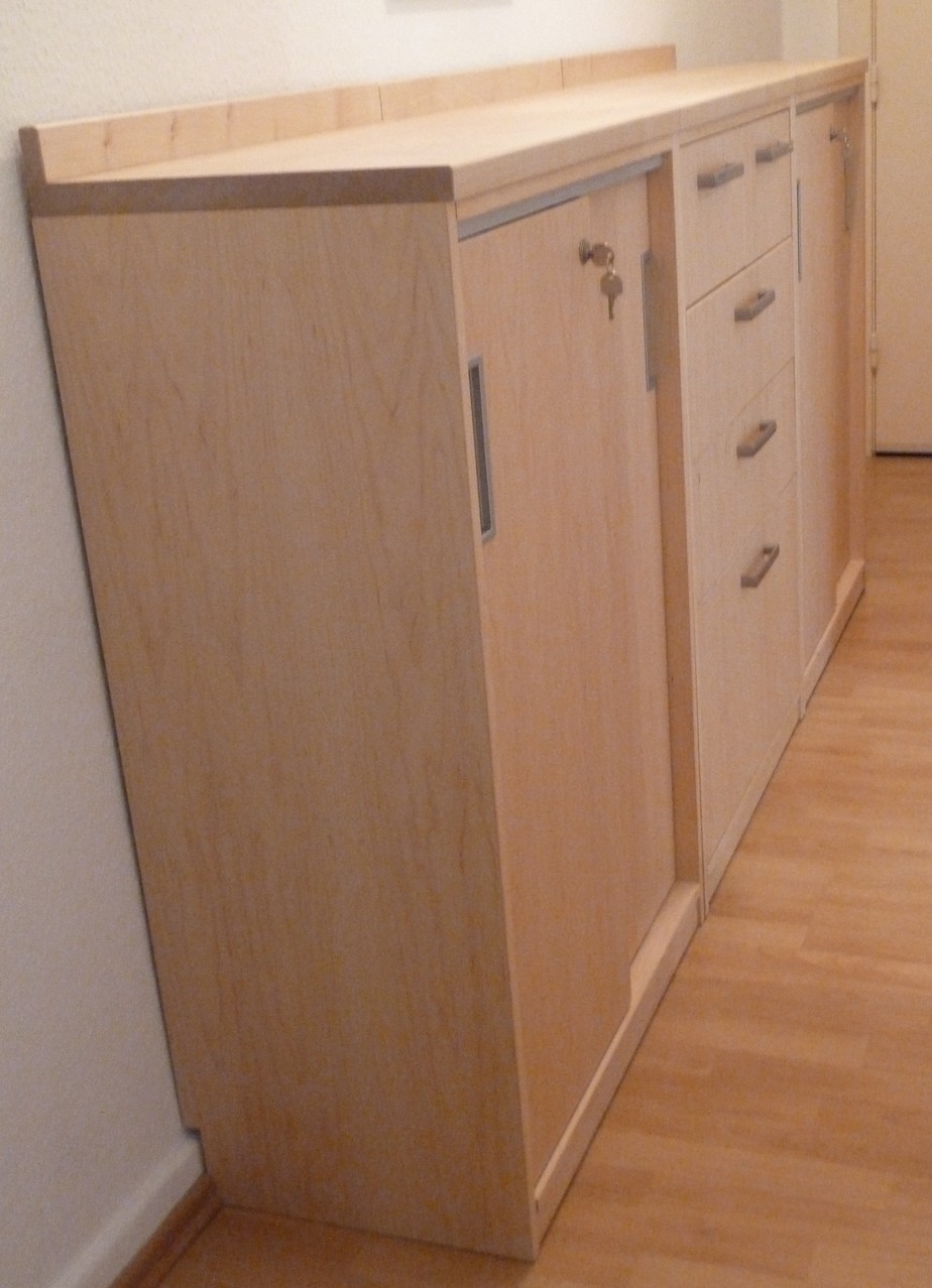 drei aneinander gestellte Sideboards aus Ahornholz