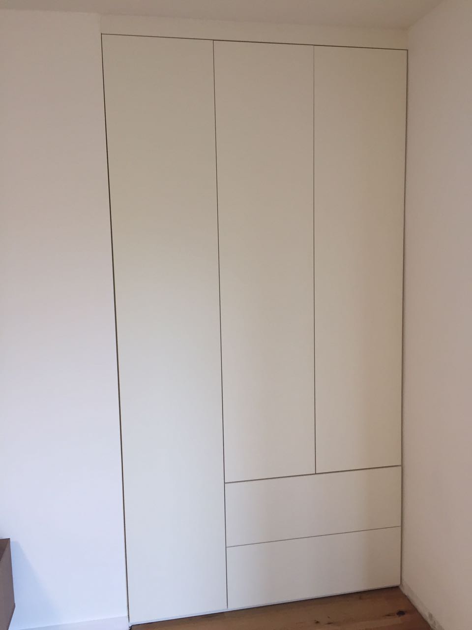 Wohnzimmerschrank , Raumteiler, schlicht weiss matt Fronten mit großen Schubkästen, push to open
