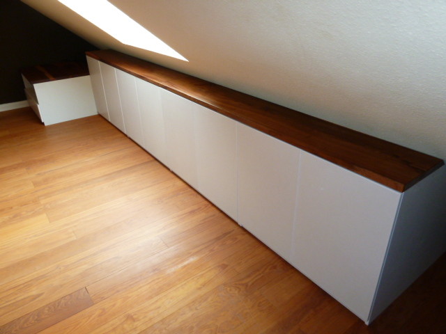 Sidebordzeile , Deckplatte aus Rüster, Schrankkorpen mdf weiß