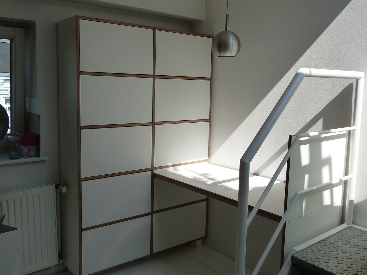 Schreibtischecke mit Schrank-Fächer, push to open Öffnung, Material: Multiplex-weiß beschichtet