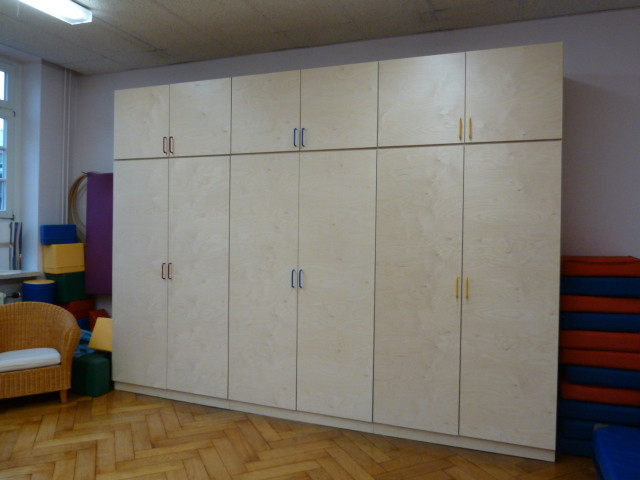 Elternschule Barmbek, Schrankwand Birkenholz Multiplex