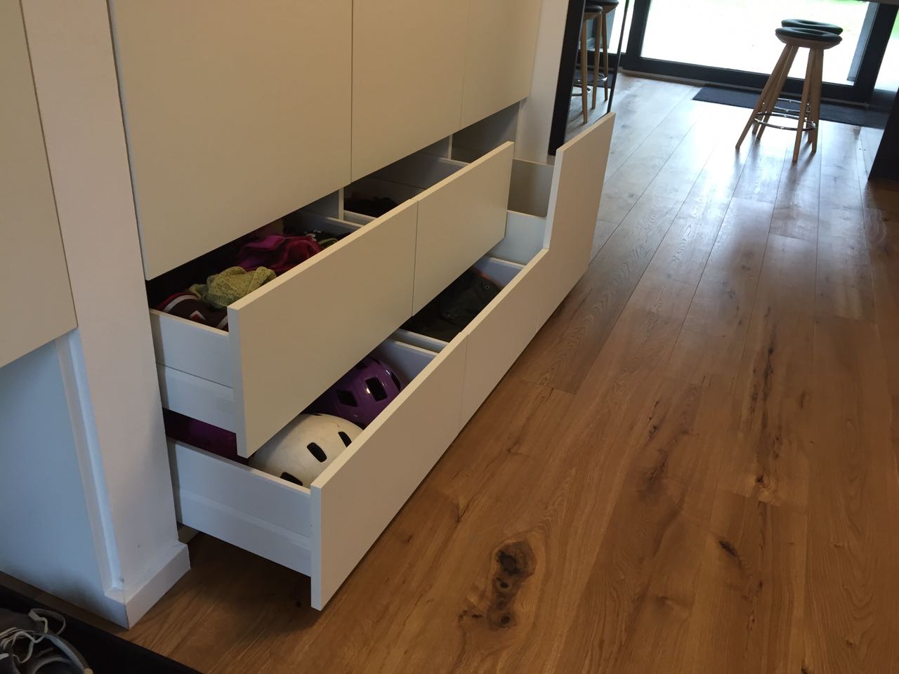 Einbauschränke für Stauraum, schlichte weiss matt Fronten, Garderobe , Push to open