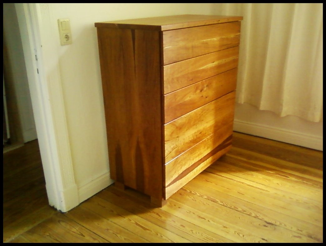 Kirschholzkommode, Schubkästen mit Push-Öffnung