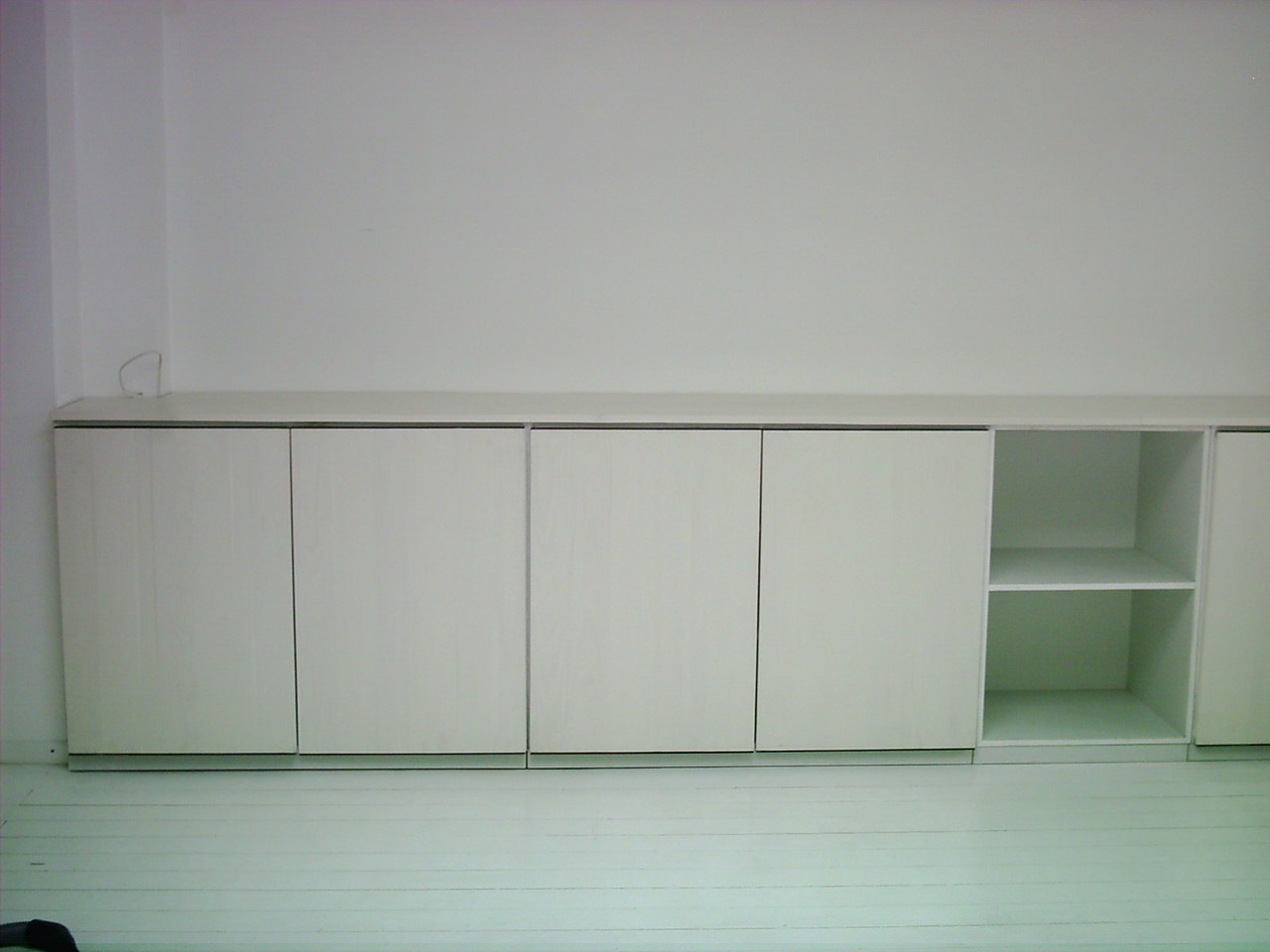 Sideboard Zeile, Fronten Kiefernholz rustikal-weiß lackiert