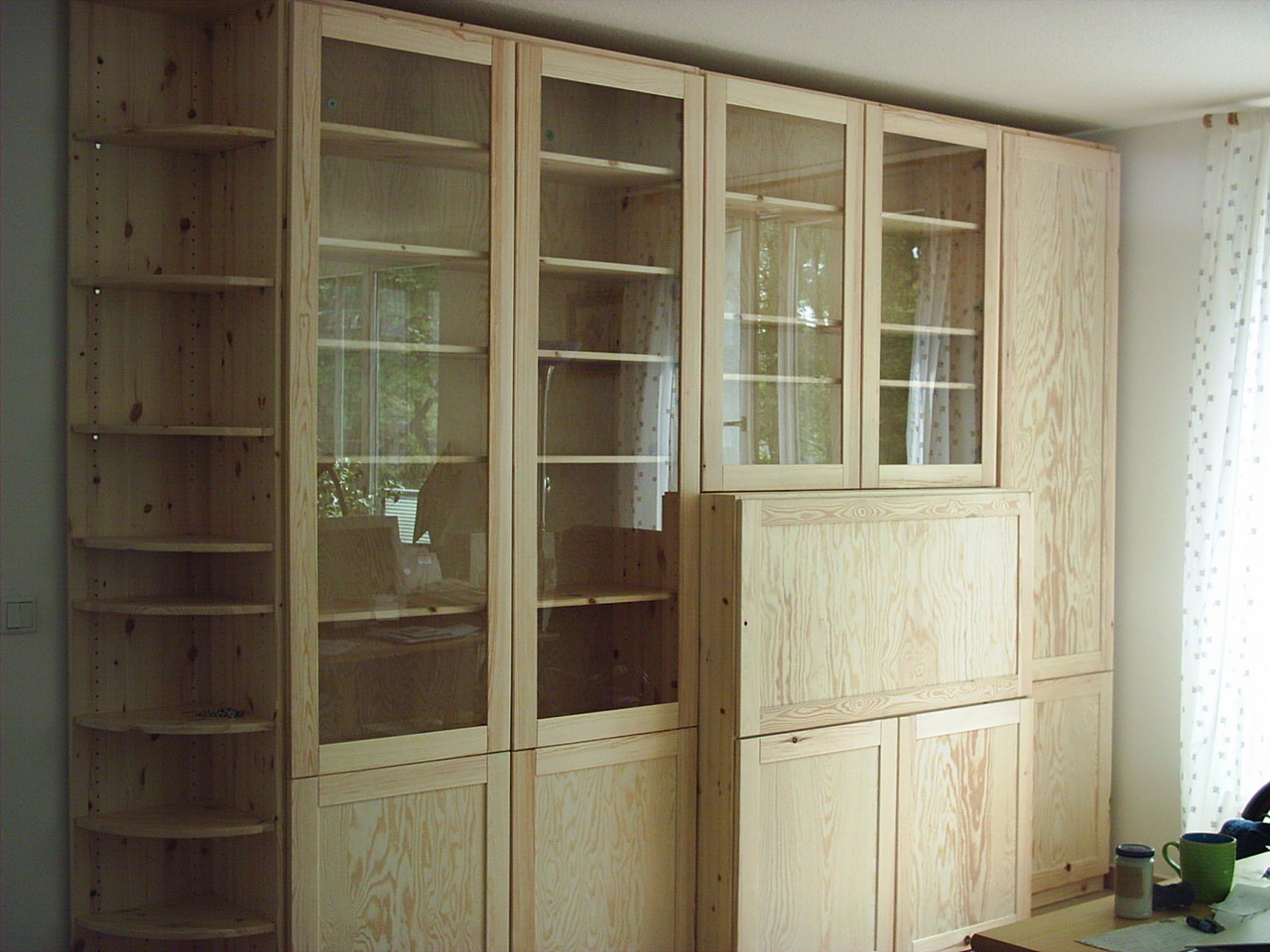 Wohnzimmerschrank- Kiefernholz- Oberfläche gewachst
