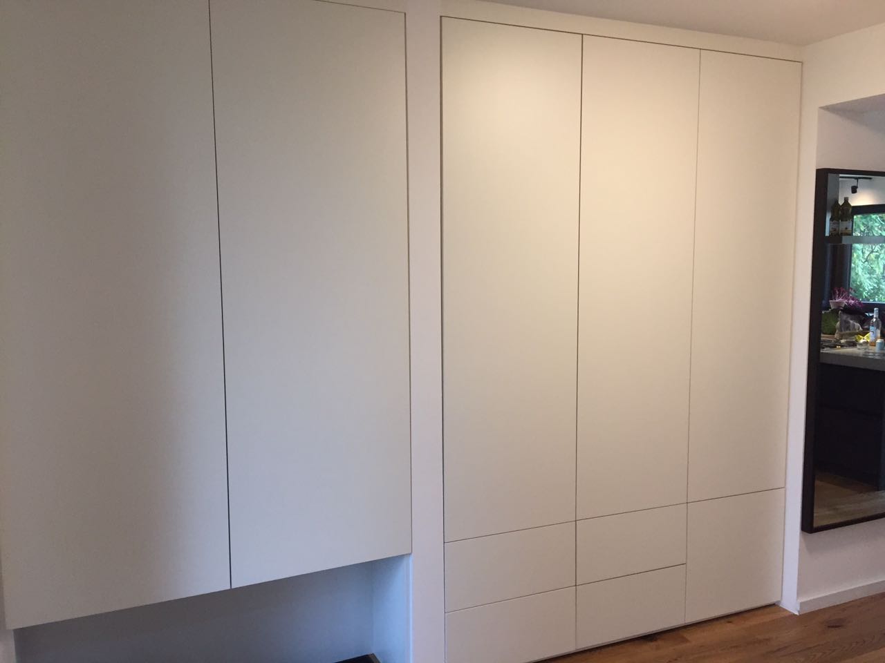 Einbauschränke für Stauraum, schlichte weiss matt Fronten, Garderobe , Push to open