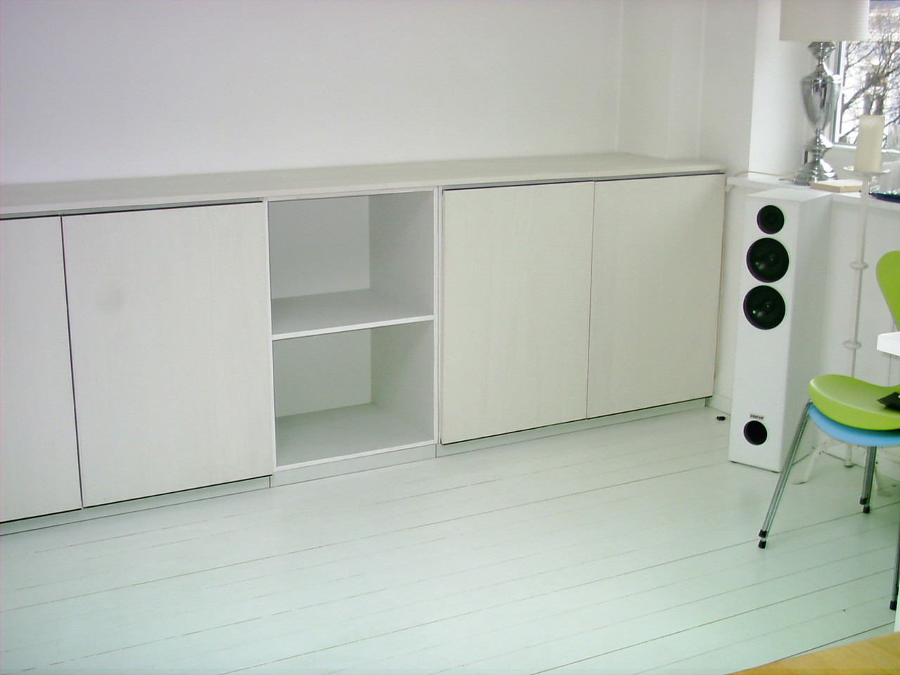 Sideboard Zeile, Fronten Kiefernholz rustikal-weiß lackiert