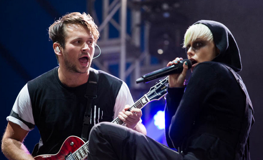 Tonight alive。サマソニの画像じゃないですけど、直近のバンドショット。2人しか写ってないですが5人組です。(http://www.rocksound.tvより)